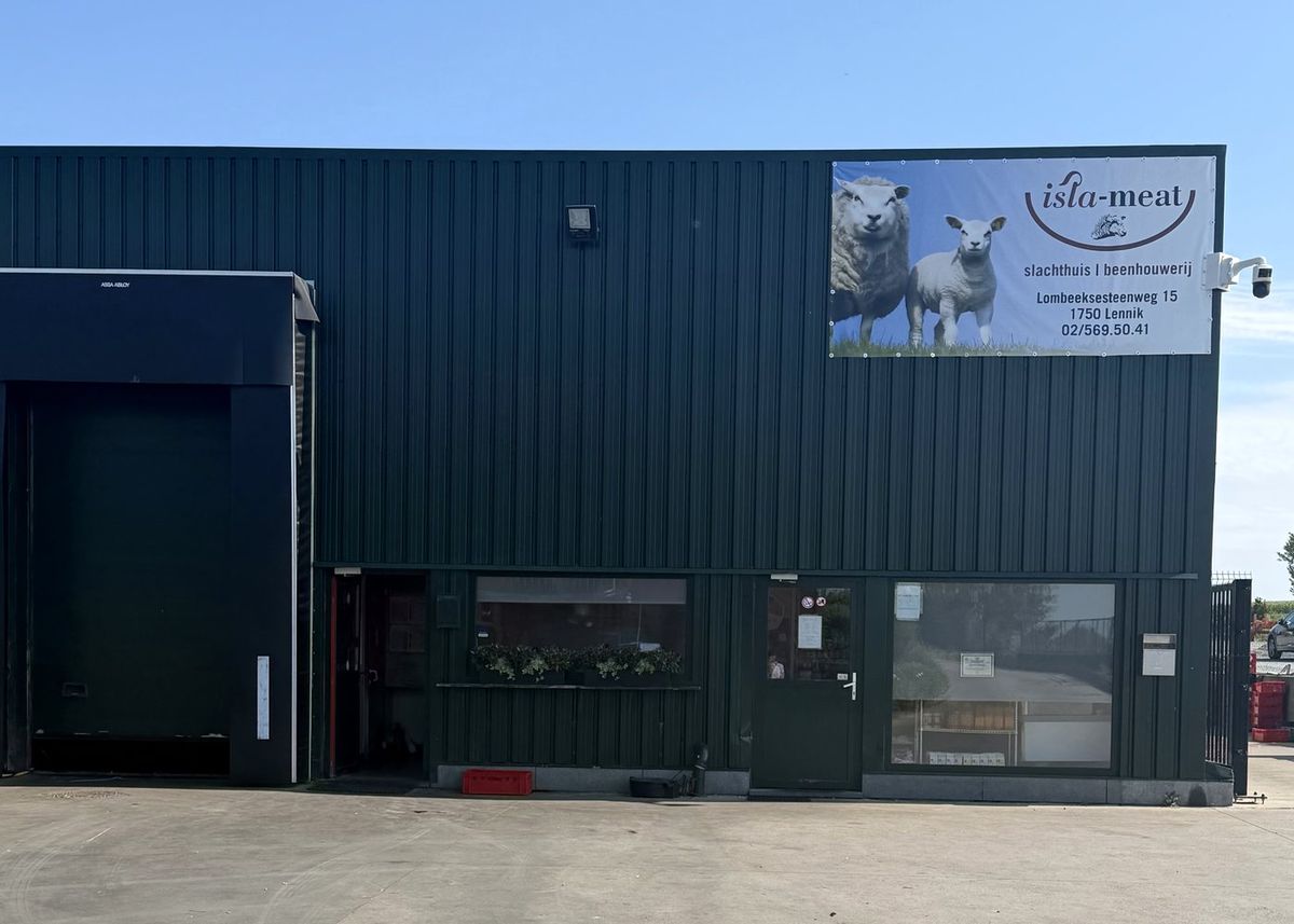 De gevel van Isla-Meat aan de Lombeeksesteenweg in Lennik